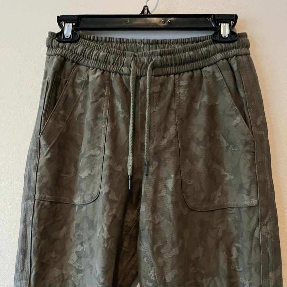 ATHLETA Printed Farallon Jogger Laurel Olive Camo - Picture 6 of 11